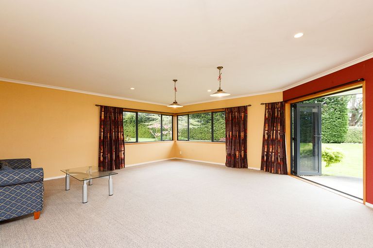 Photo of property in 46 Turitea Road, Fitzherbert, Palmerston North, 4472