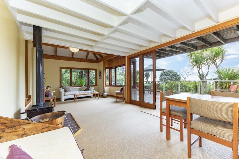 Photo of property in 7 Piha Road, Piha, 0772