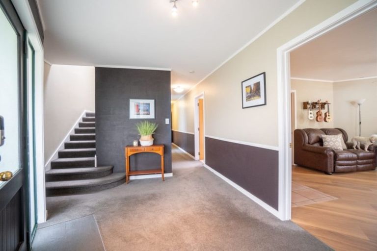Photo of property in 39 Springdale Grove, Fitzherbert, Palmerston North, 4410