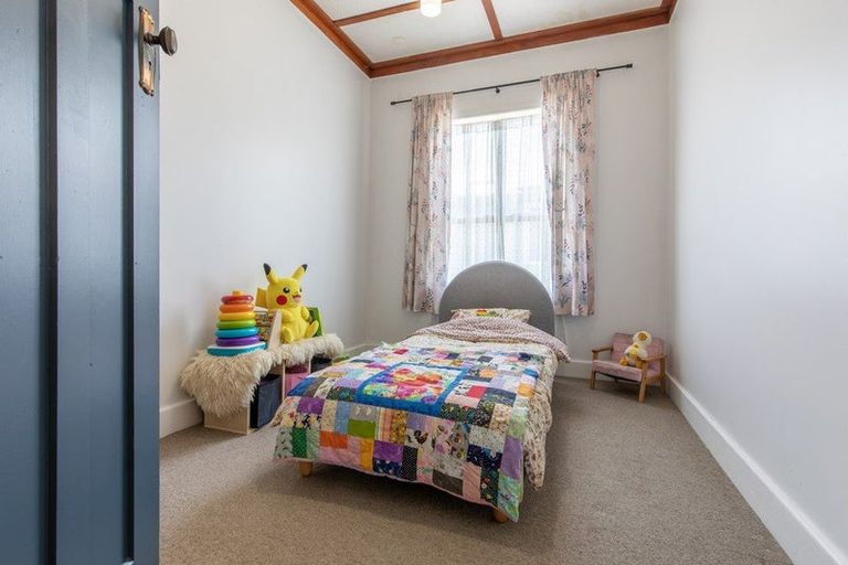 Photo of property in 15 Waverley Street, Waipawa, 4210