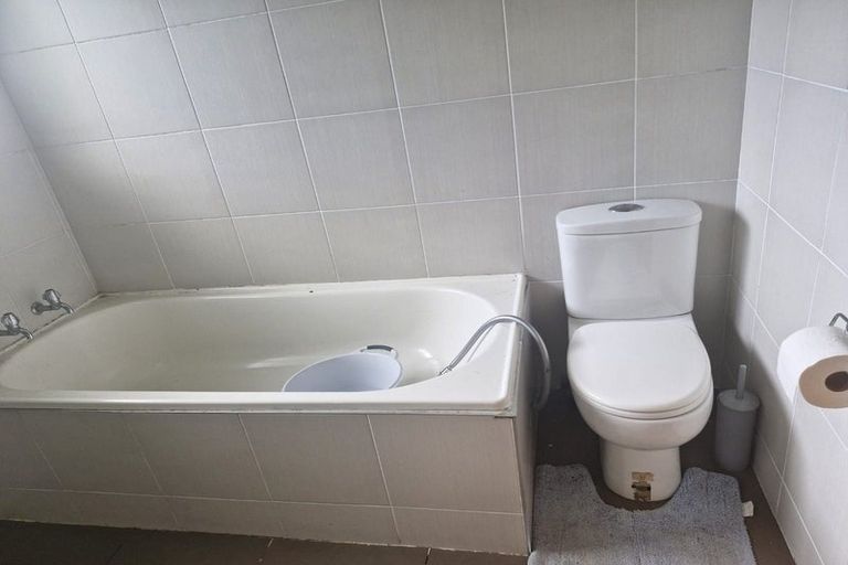 Photo of property in 2/27 Hutchinson Avenue, New Lynn, Auckland, 0600