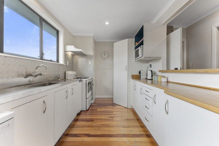 Photo of property in 11 Montrose Place, Takaro, Palmerston North, 4412