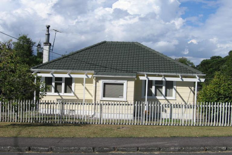 Photo of property in 1/18 Cleve Road, Green Bay, Auckland, 0604