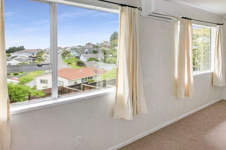 Photo of property in 15a Bayswater Place, Newlands, Wellington, 6037
