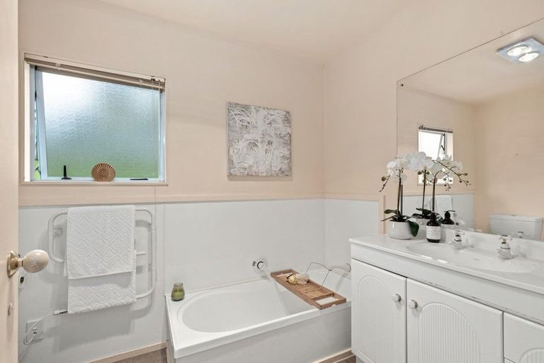 Photo of property in 20 Merehai Place, Snells Beach, 0920