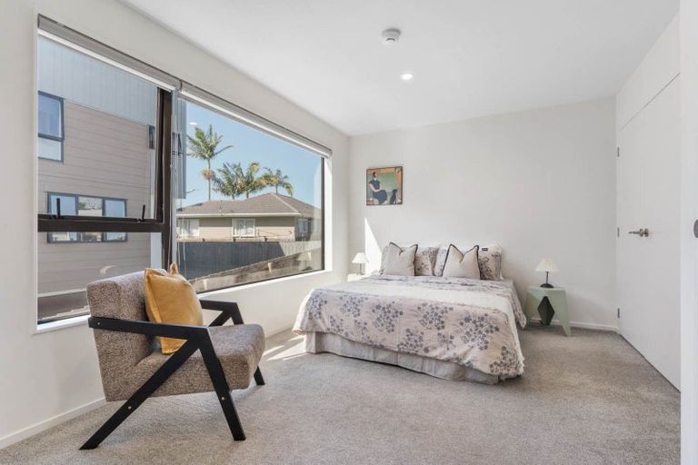 Photo of property in 4d Flaunty Place, West Harbour, Auckland, 0618