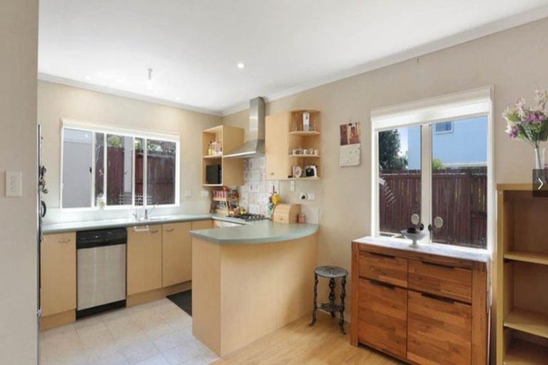 Photo of property in 1 Stolford Crescent, New Lynn, Auckland, 0600
