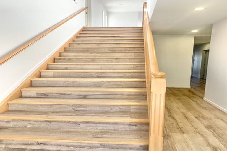 Photo of property in 31 Churchill Road, Murrays Bay, Auckland, 0630