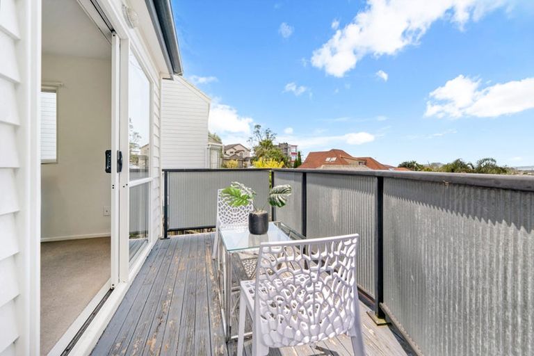 Photo of property in 1a Highgrove Lane, Totara Vale, Auckland, 0632