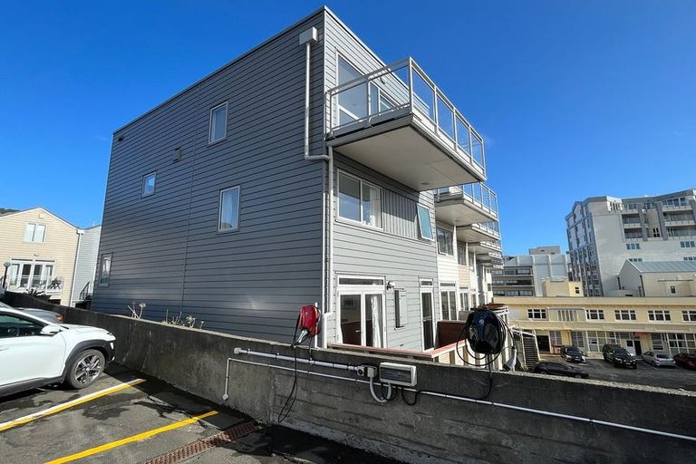 Photo of property in 9/15 Roxburgh Street, Mount Victoria, Wellington, 6011