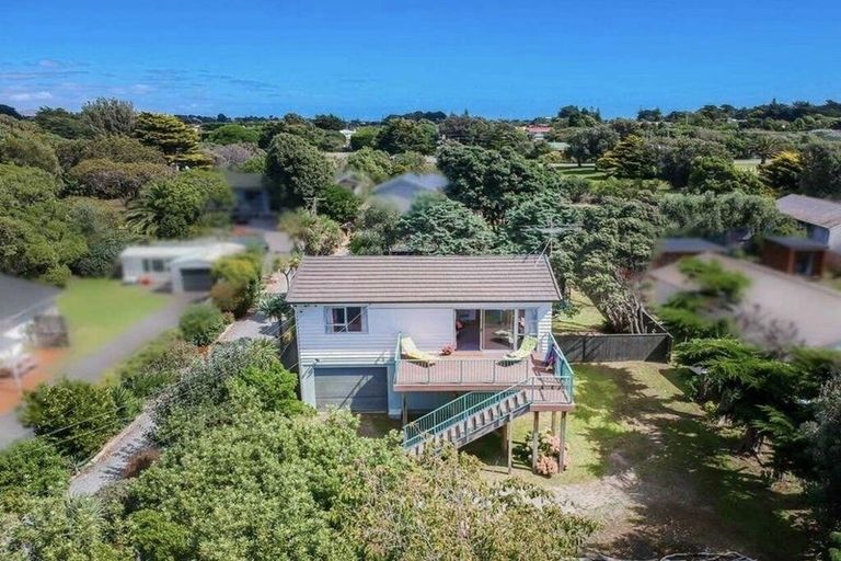 Photo of property in 10 Konini Crescent, Waikanae Beach, Waikanae, 5036
