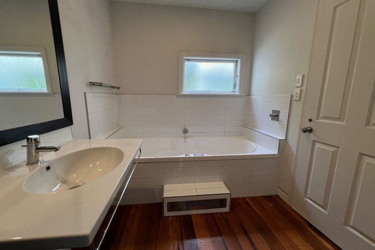 Photo of property in 62 Boord Crescent, Kumeu, 0891