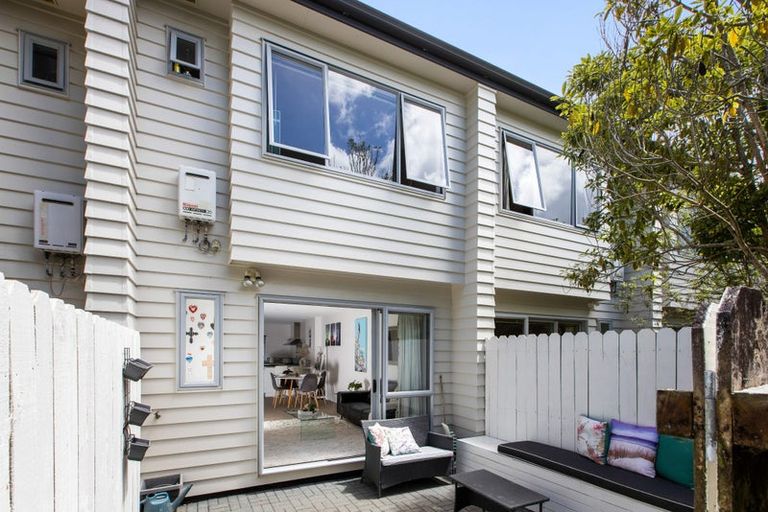 Photo of property in 8/22 Northcross Drive, Oteha, Auckland, 0632