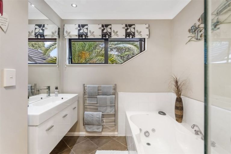 Photo of property in 12a Hobbs Road, Matakatia, Whangaparaoa, 0930