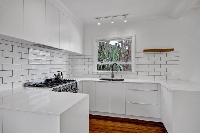 Photo of property in 65 Pioneer Road, Moturoa, New Plymouth, 4310