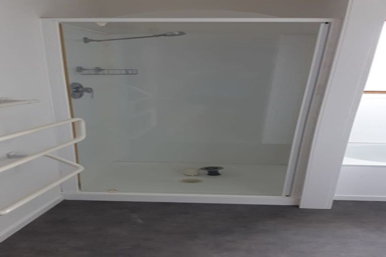 Photo of property in 3/84 Pupuke Road, Hillcrest, Auckland, 0627