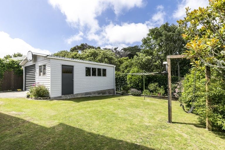 Photo of property in 23b Kingsbridge Place, Newlands, Wellington, 6037