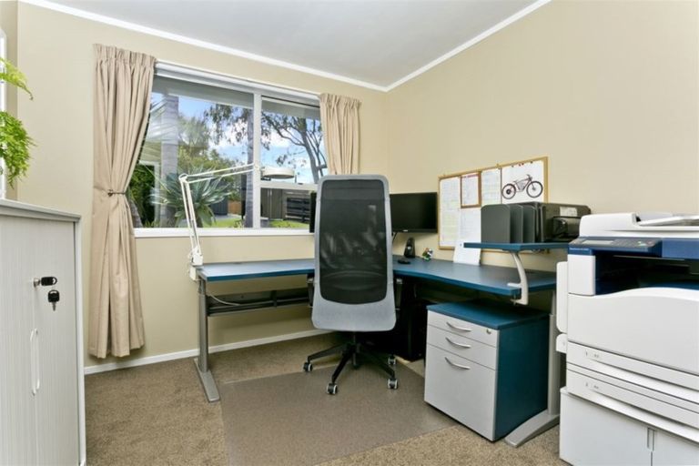 Photo of property in 33 Donovan Avenue, Massey, Auckland, 0614