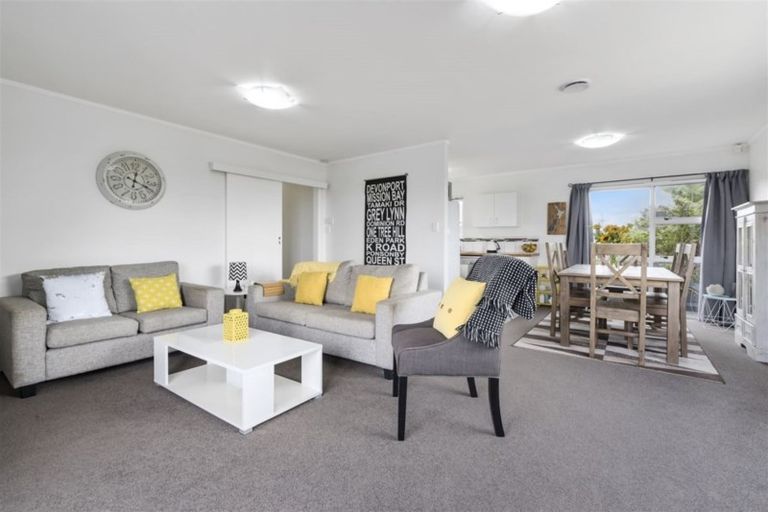 Photo of property in 1/317 Triangle Road, Massey, Auckland, 0614