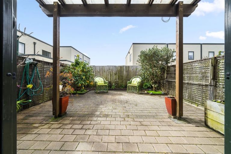 Photo of property in 4/15 Harbour View Road, Te Atatu Peninsula, Auckland, 0610