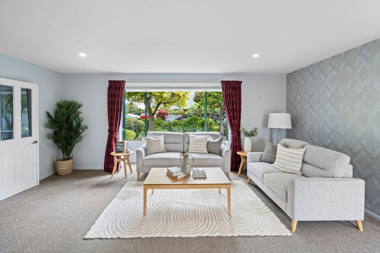 Photo of property in 21 Thornwood Place, Redwood, Christchurch, 8051