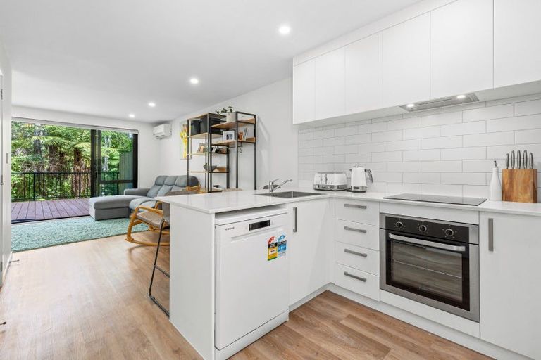 Photo of property in 29 Tokai Place, Glen Eden, 0602