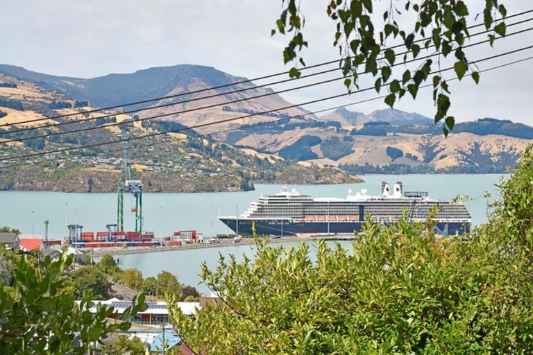 Photo of property in 16 Ripon Street, Lyttelton, 8082