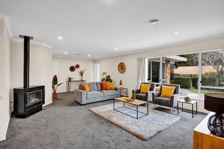 Photo of property in 18 Kinross Drive, Merrilands, New Plymouth, 4312