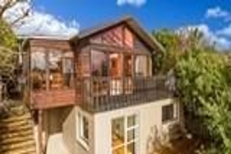 Photo of property in 3 Beulah Avenue, Rothesay Bay, Auckland, 0630