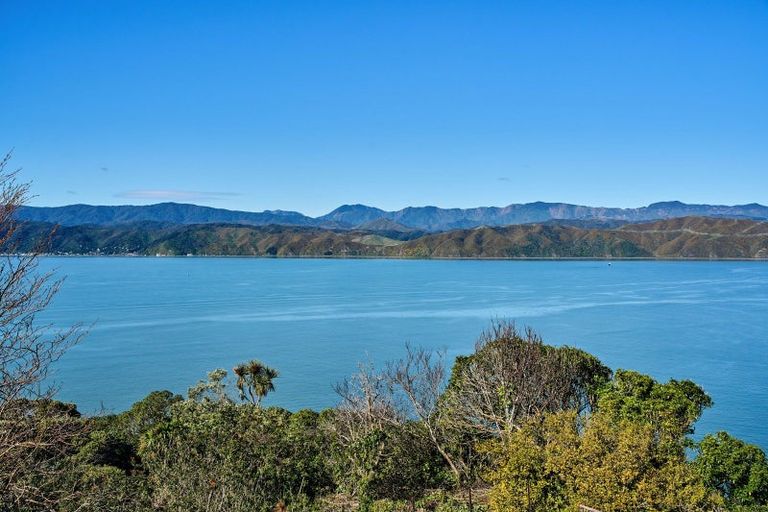 Photo of property in 134 Nevay Road, Karaka Bays, Wellington, 6022