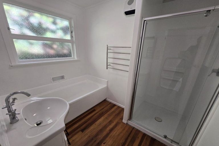 Photo of property in 38 Catherine Crescent, Paparangi, Wellington, 6037