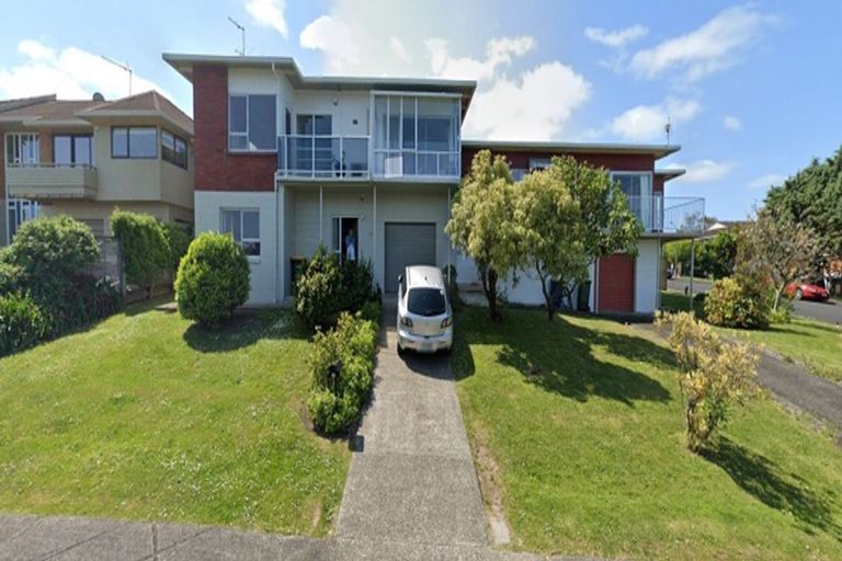 Photo of property in 1/1 Kaihu Street, Northcote, Auckland, 0627