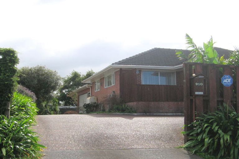 Photo of property in 1912/910 East Coast Road, Northcross, Auckland, 0630
