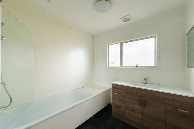 Photo of property in 2/1 Raeben Avenue, Hillcrest, Auckland, 0627