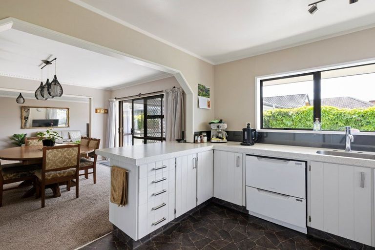 Photo of property in 2 Warwick Avenue, St Andrews, Hamilton, 3200