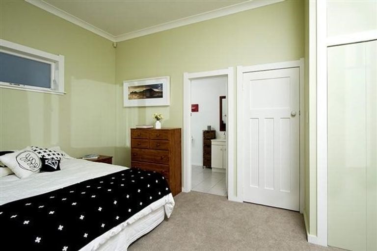 Photo of property in 24 Le Roy Terrace, Birkenhead, Auckland, 0626