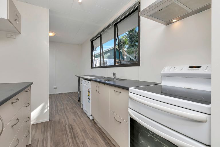 Photo of property in 2/109 Oreil Avenue, West Harbour, Auckland, 0618
