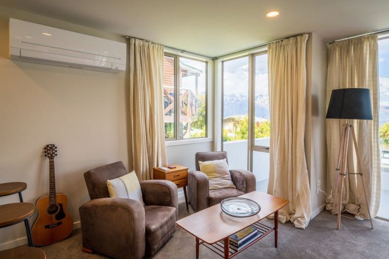 Photo of property in 72 Wynyard Crescent, Fernhill, Queenstown, 9300