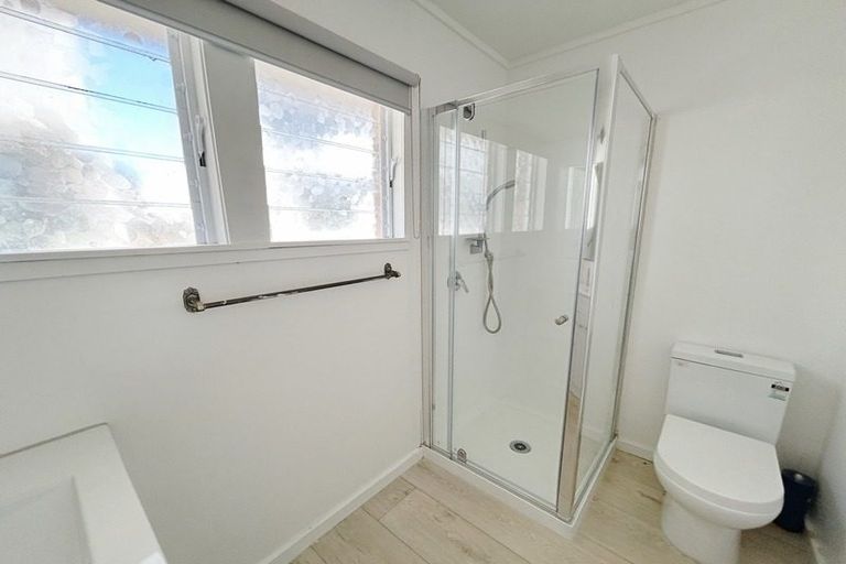 Photo of property in 2/90 Te Atatu Road, Te Atatu South, Auckland, 0610