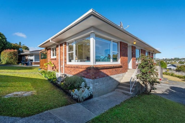 Photo of property in 28a Sunnynook Road, Sunnynook, Auckland, 0620