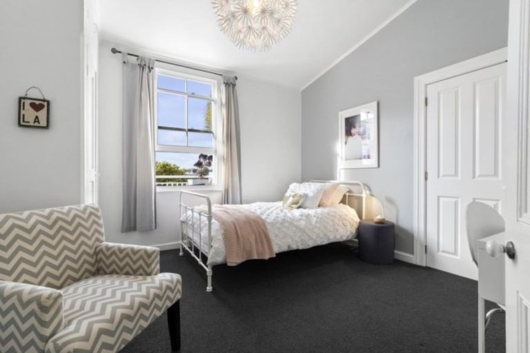 Photo of property in 30 Maritime Terrace, Birkenhead, Auckland, 0626