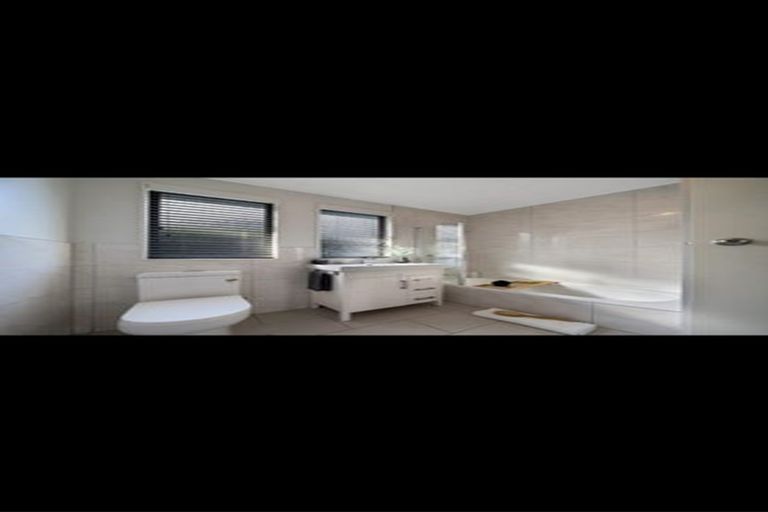 Photo of property in 1/14 Moxham Grove, Massey, Auckland, 0614