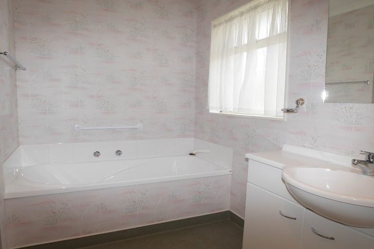 Photo of property in 9 Greenaway Road, Waikanae, 5036