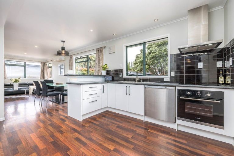 Photo of property in 17 Ashcroft Avenue, Mangere Bridge, Auckland, 2022