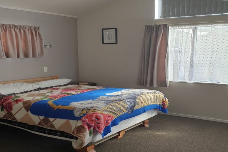 Photo of property in 40 Edgewater Parade, Waiuku, 2123