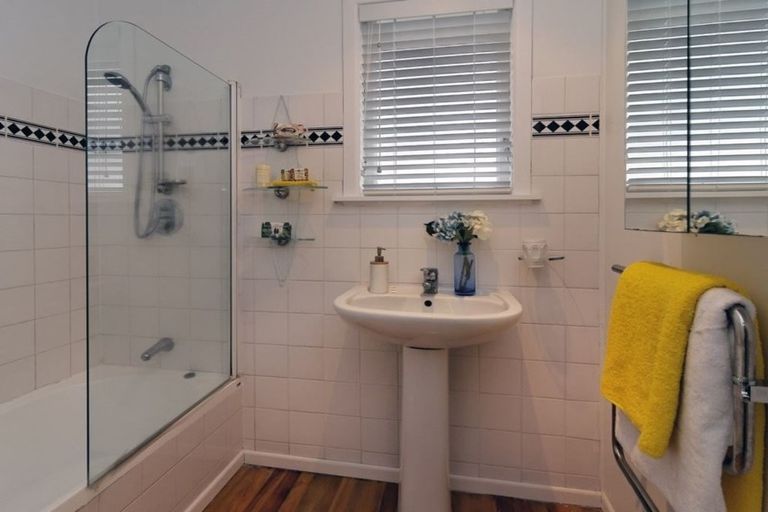 Photo of property in 315 Sturges Road, Henderson Valley, Auckland, 0612