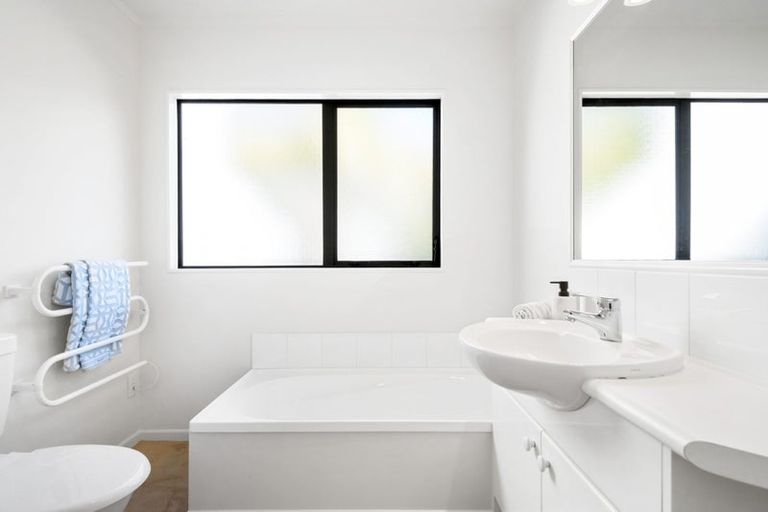 Photo of property in 2/100a Verran Road, Birkdale, Auckland, 0626