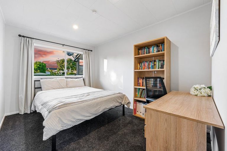 Photo of property in 92b Beach Road, Te Atatu Peninsula, Auckland, 0610