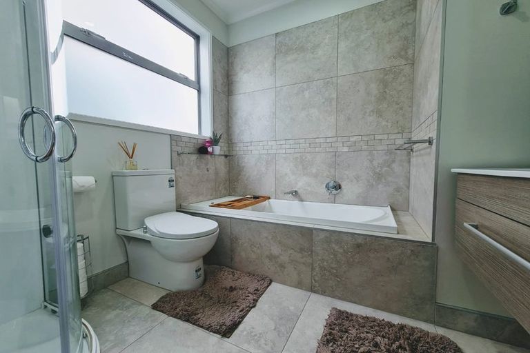 Photo of property in 23a Rena Place, West Harbour, Auckland, 0618