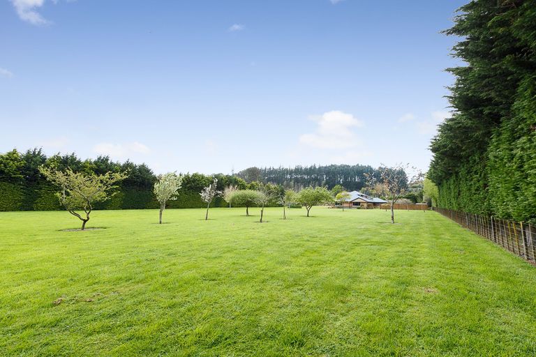 Photo of property in 46 Turitea Road, Fitzherbert, Palmerston North, 4472